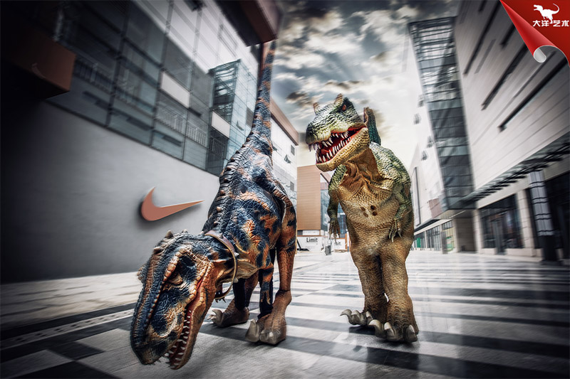 人穿恐龍衣服，人穿的恐龍服裝