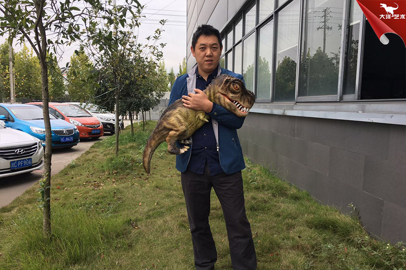 恐龍手偶，抱在手里的恐龍