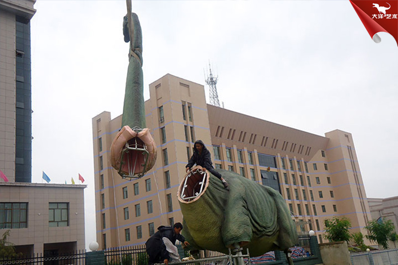 工人師傅現(xiàn)場為客戶安裝仿真腕龍