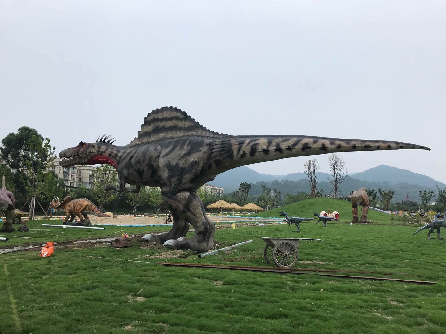 彭州科普展，仿真恐龍和仿真昆蟲安裝完成